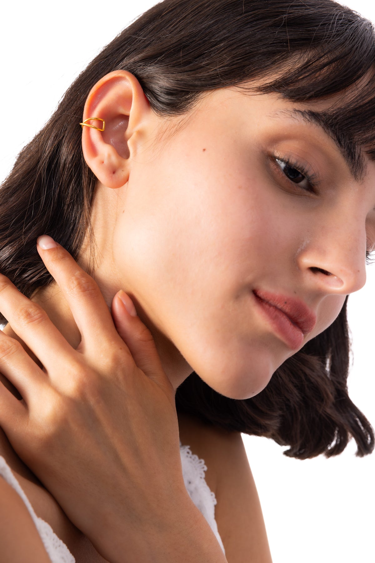 Nuvin Earcuff Edelstahl 18K vergoldet – seitliche Ansicht am Ohr getragen, schlichtes elegantes Design
