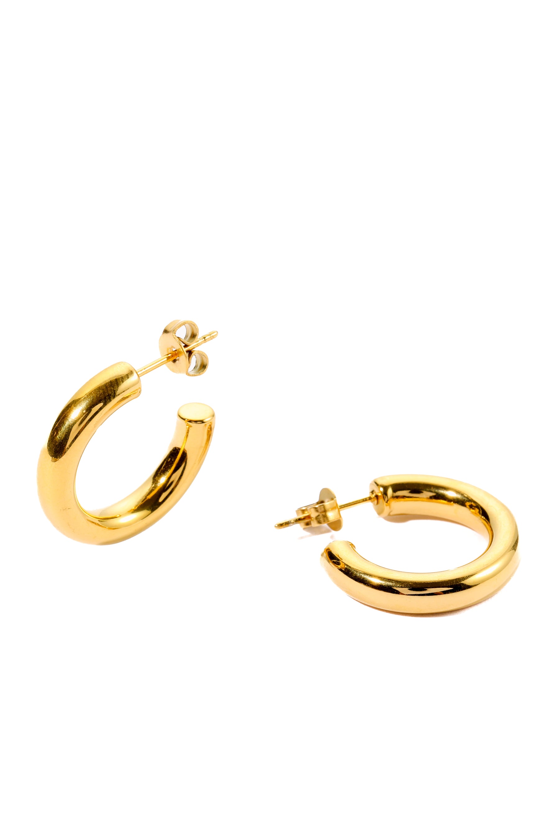 Caelyn Kreolen Edelstahl 18K vergoldet – freigestelltes Produktbild, goldene Creolen mit klassischem Design