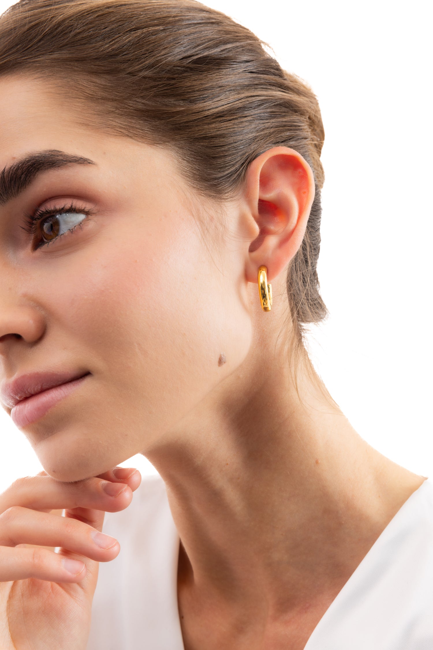 Caelyn Kreolen Edelstahl 18K vergoldet von Mercy’s Jewelry – Nahaufnahme am Ohr getragen, elegante goldene Creolen