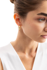 Caelyn Kreolen Edelstahl 18K vergoldet – seitliche Ansicht am Ohr getragen, elegante goldene Creolen mittlerer Größe