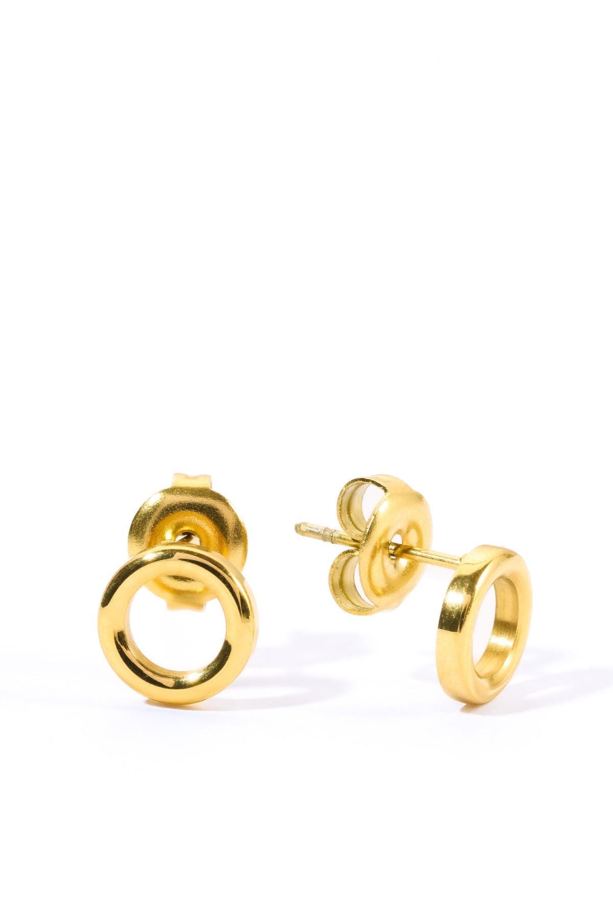 Enoa Studs Edelstahl 18K vergoldet – freigestelltes Produktbild, kleine goldene Ohrstecker in runder Kreisform mit poliertem Finish