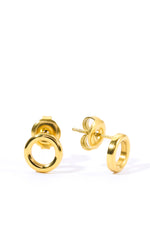 Enoa Studs Edelstahl 18K vergoldet – freigestelltes Produktbild, kleine goldene Ohrstecker in runder Kreisform mit poliertem Finish