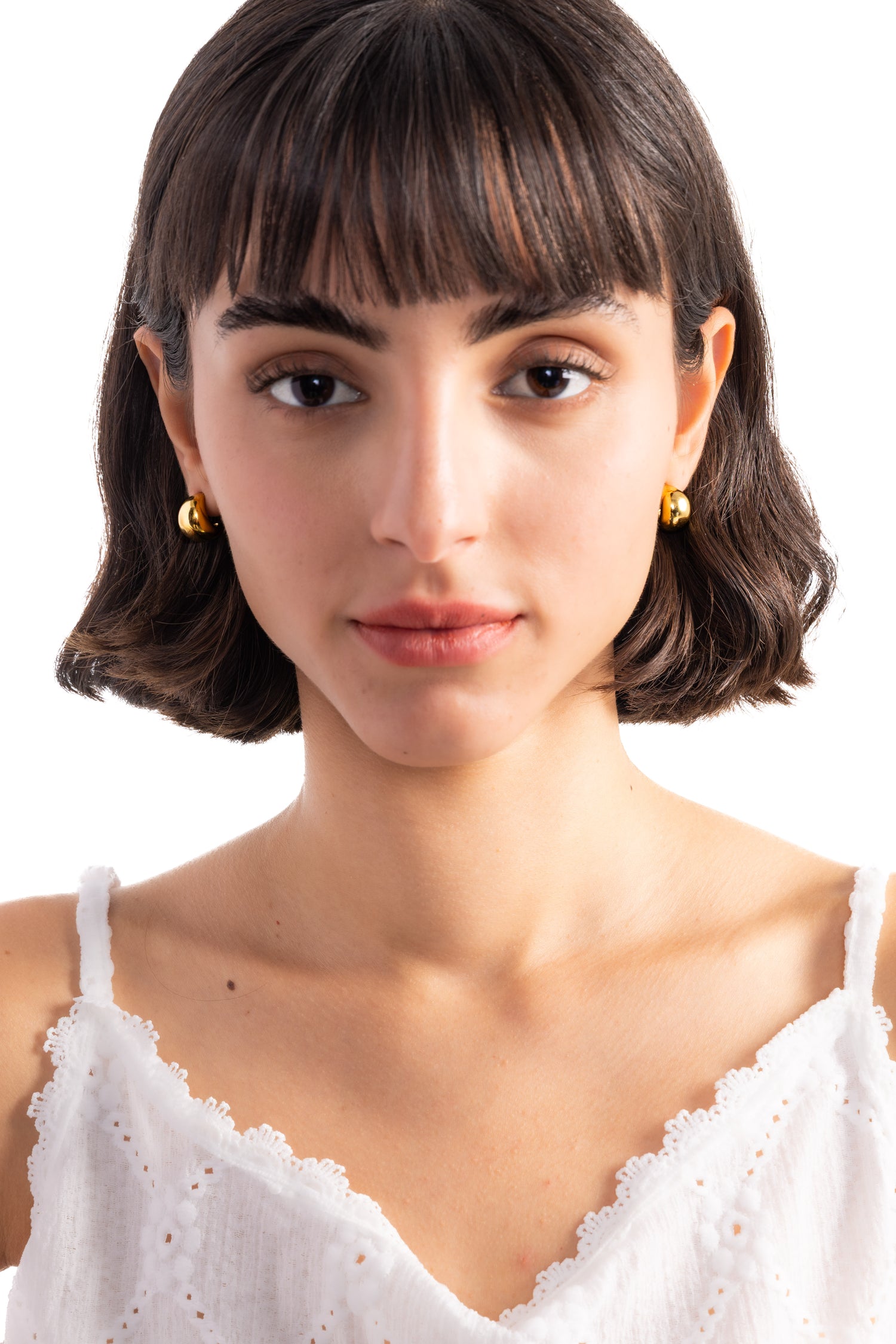 Nayen Halbkreolen Edelstahl 18K vergoldet – frontale Aufnahme am Modell getragen, chunky goldene Ohrringe im minimalistischen Look