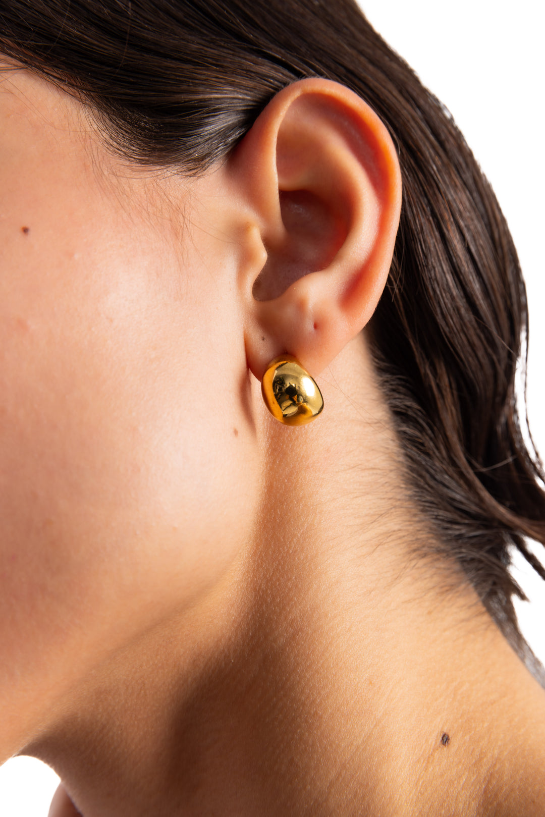Nayen Halbkreolen Edelstahl 18K vergoldet von Mercy’s Jewelry – Nahaufnahme am Ohr getragen, chunky minimalistischer Stil