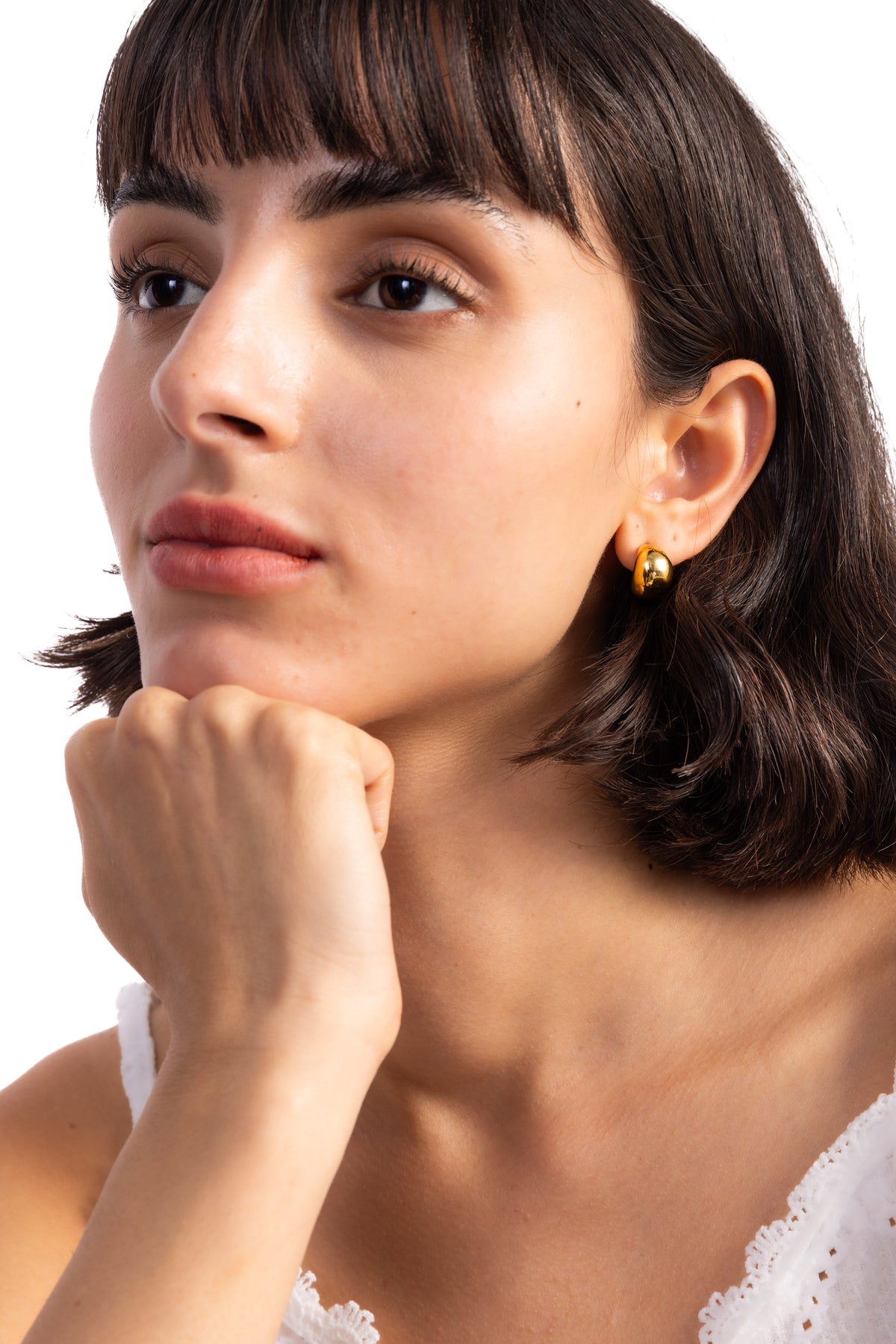 Nayen Halbkreolen Edelstahl 18K vergoldet – Portraitaufnahme am Modell, elegante chunky Halbkreolen für einen klaren Look