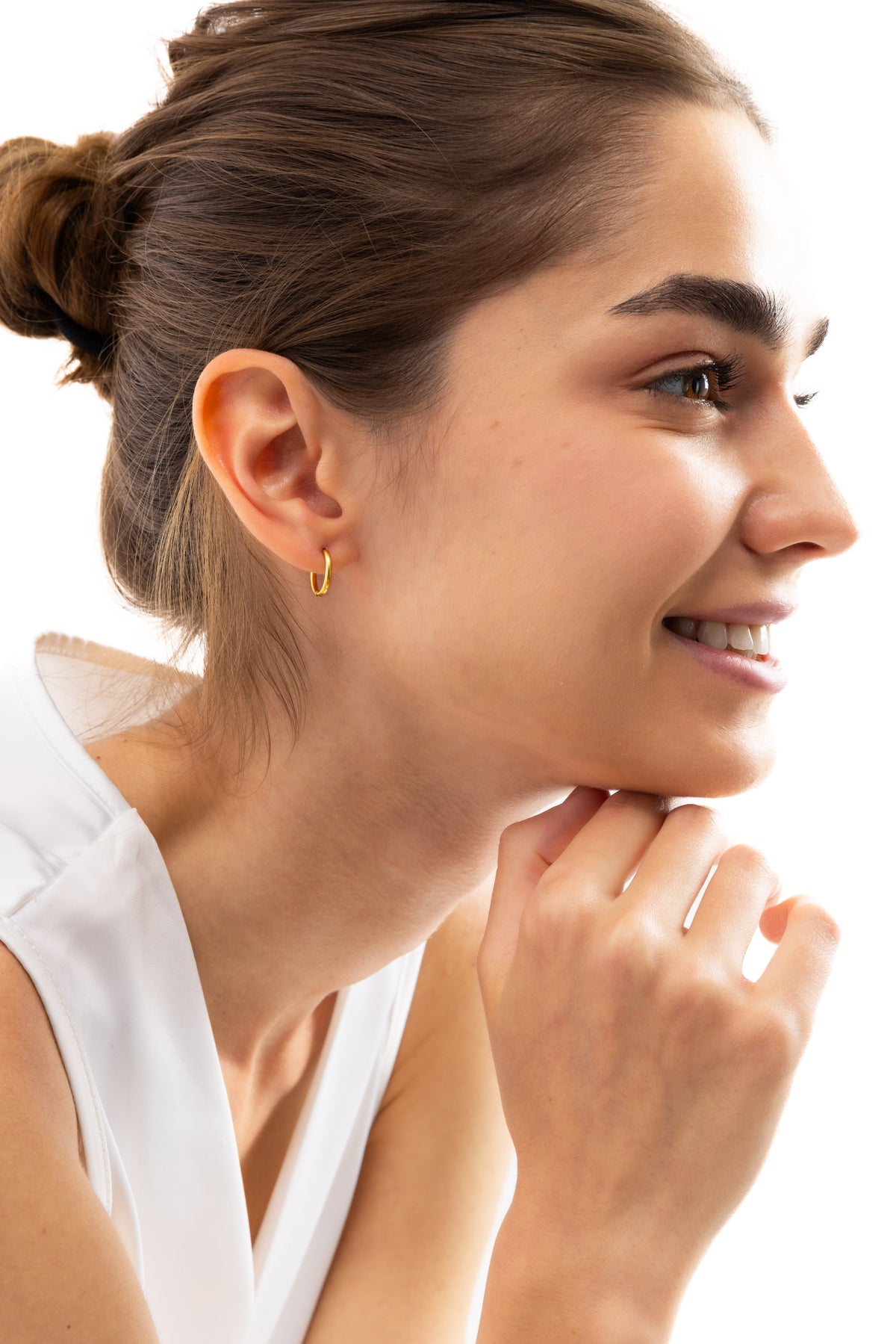 Nira Mini-Kreolen Edelstahl 18K vergoldet – Portraitaufnahme, kleine goldene Creolen für einen eleganten minimalistischen Look