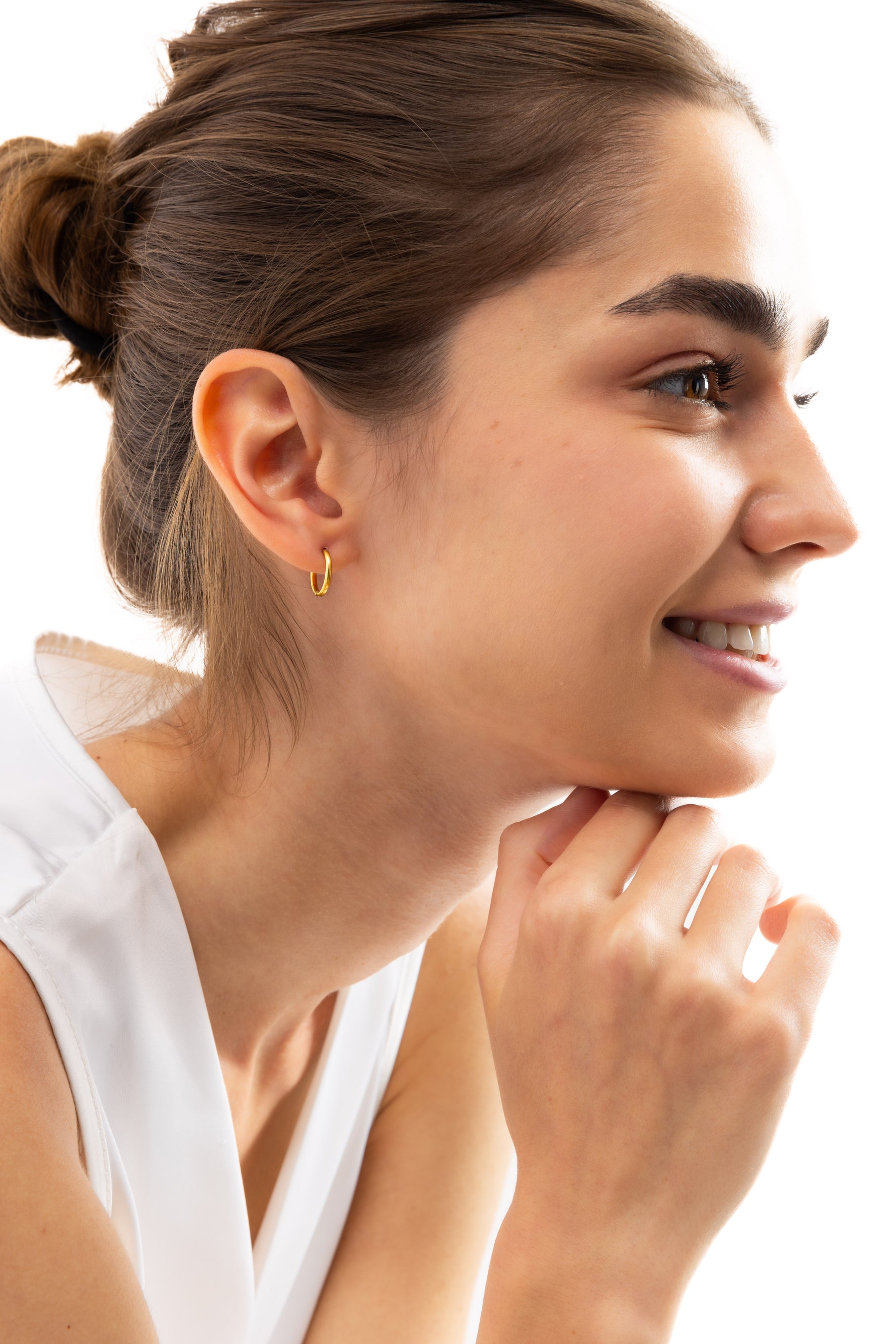 Nira Mini-Kreolen Edelstahl 18K vergoldet – Portraitaufnahme, kleine goldene Creolen für einen eleganten minimalistischen Look