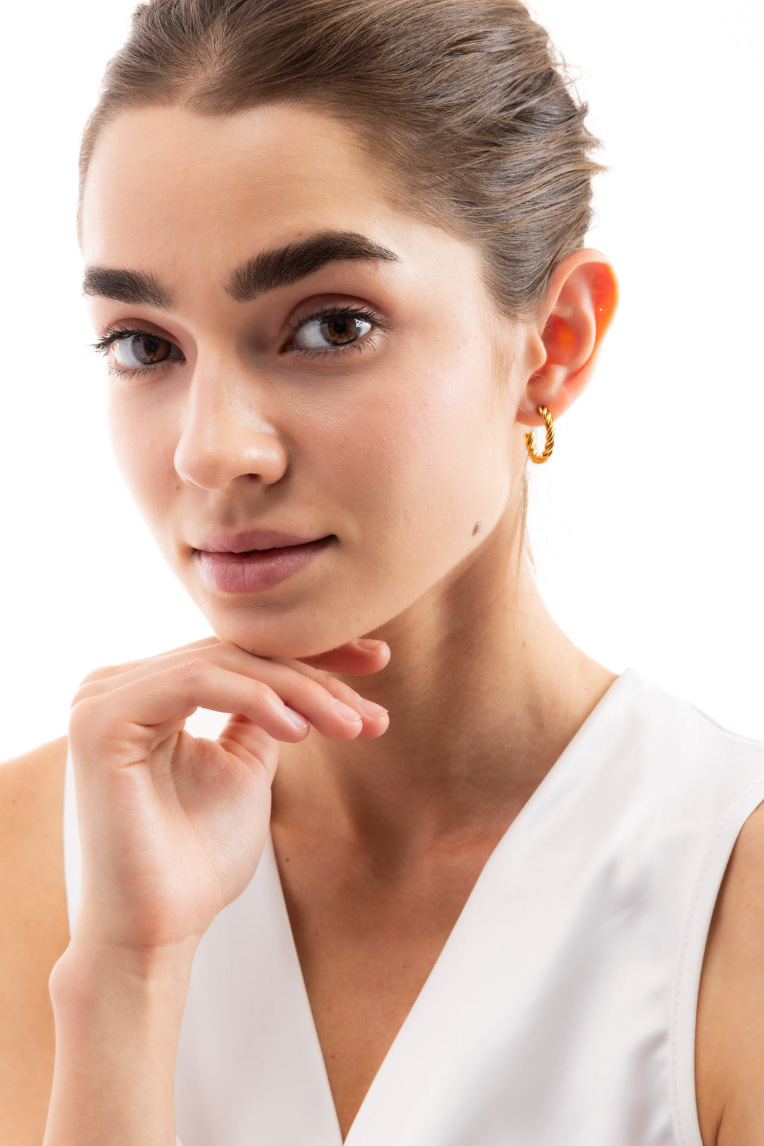 Rilani Kreolen Edelstahl 18K vergoldet – frontale Ansicht am Modell getragen, eleganter geflochtener Rope-Twist Look