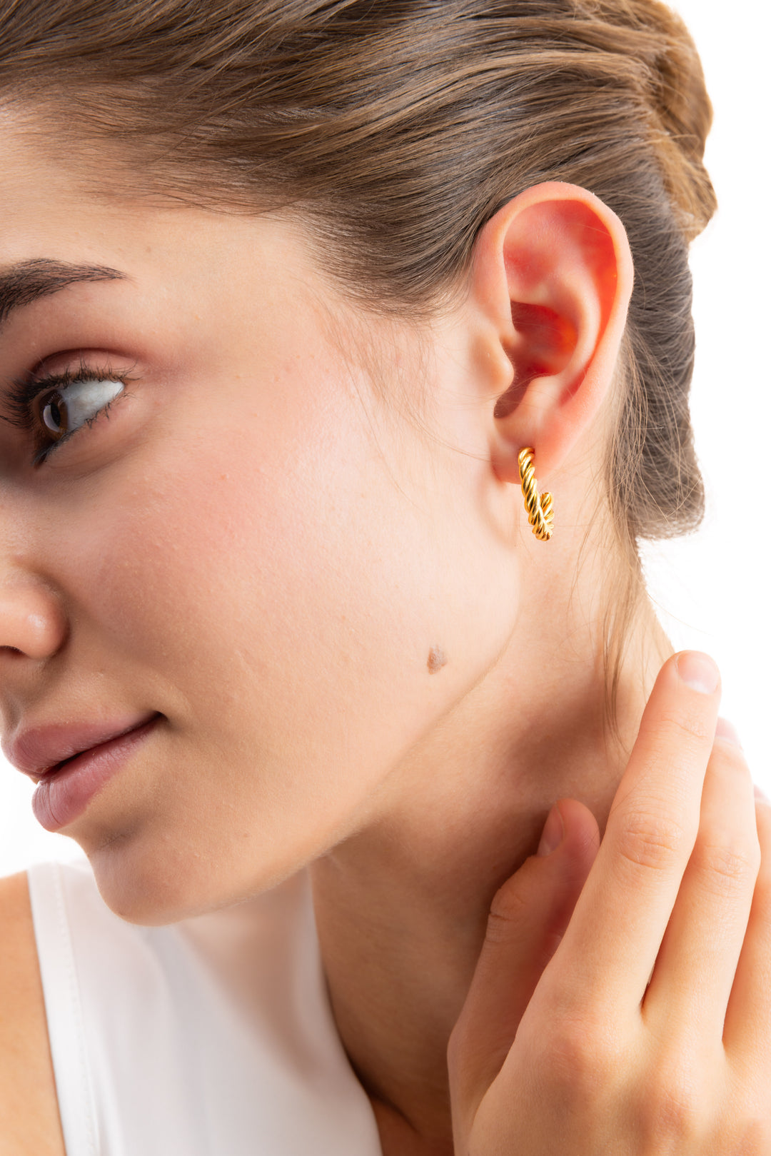 Rilani Kreolen Edelstahl 18K vergoldet von Mercy’s Jewelry – Nahaufnahme am Ohr getragen, geflochtener Rope-Twist Look