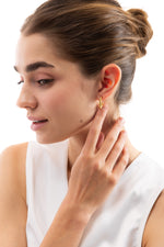 Rilani Kreolen Edelstahl 18K vergoldet – Portraitaufnahme mit goldenen Creolen im geflochtenen Rope-Twist Design