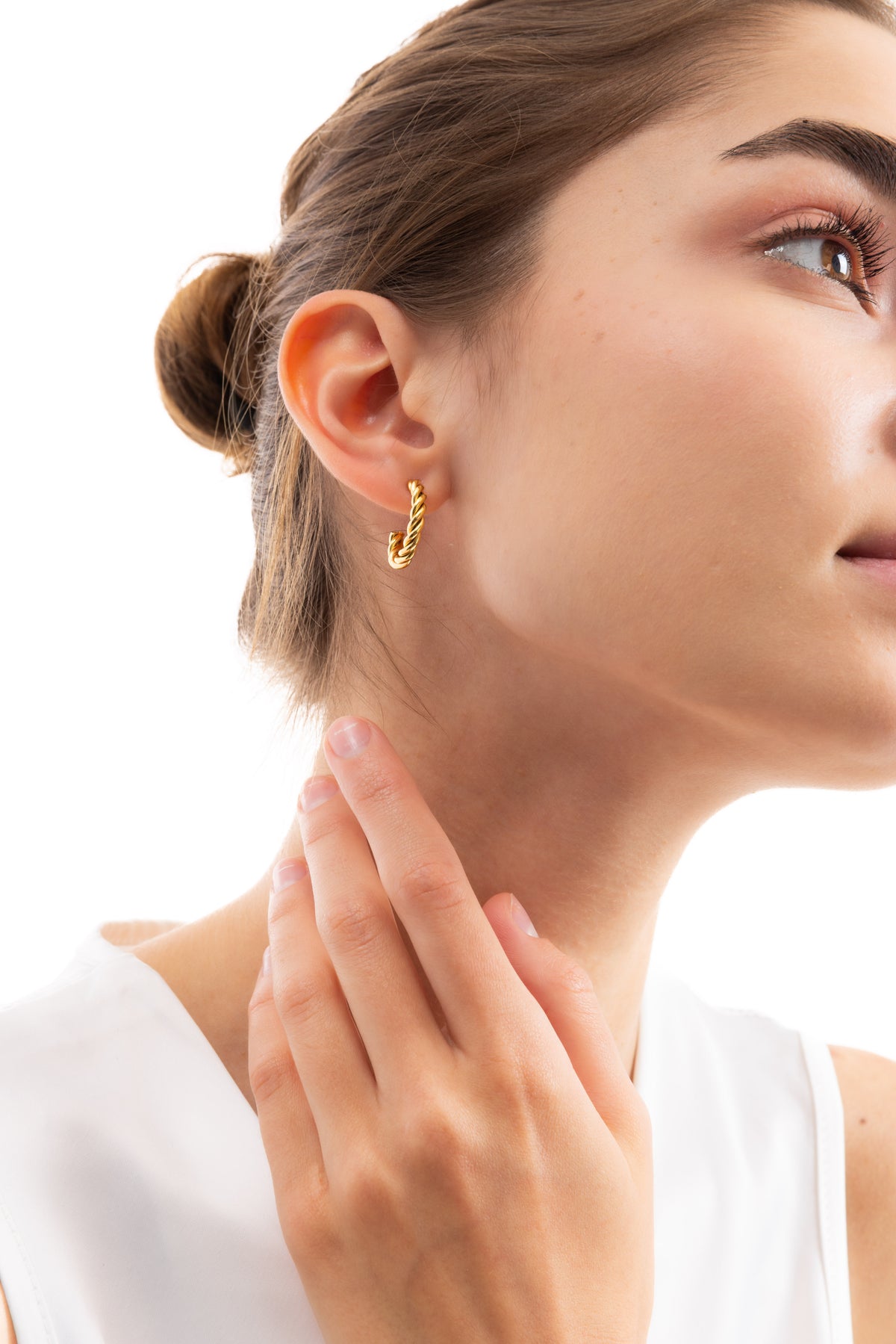 Rilani Kreolen Edelstahl 18K vergoldet – seitliche Ansicht am Ohr getragen, goldene Creolen im Rope-Twist Design