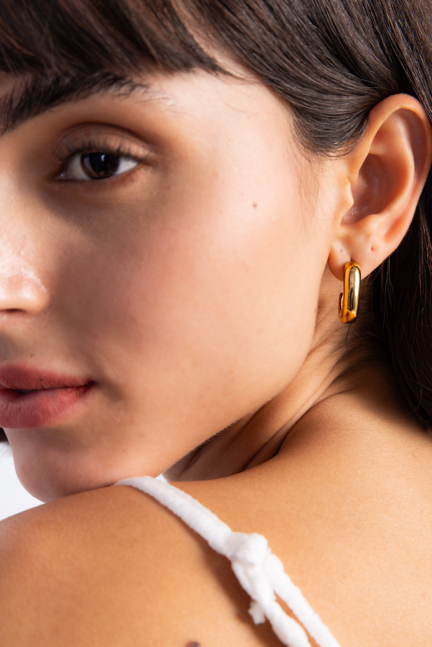 Velun Kreolen Edelstahl 18K vergoldet von Mercy’s Jewelry – Nahaufnahme am Ohr getragen, U-Form Statement-Design