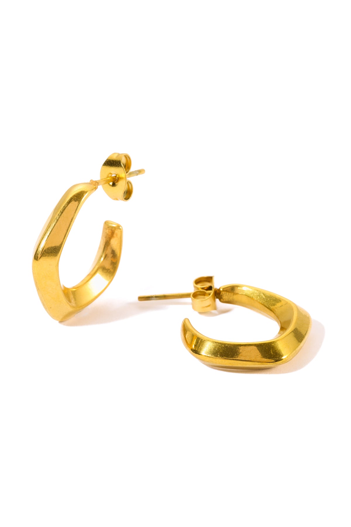 Virel Creolen Edelstahl 18K vergoldet – freigestelltes Produktbild, goldene Statement-Creolen mit schlichter, moderner Form