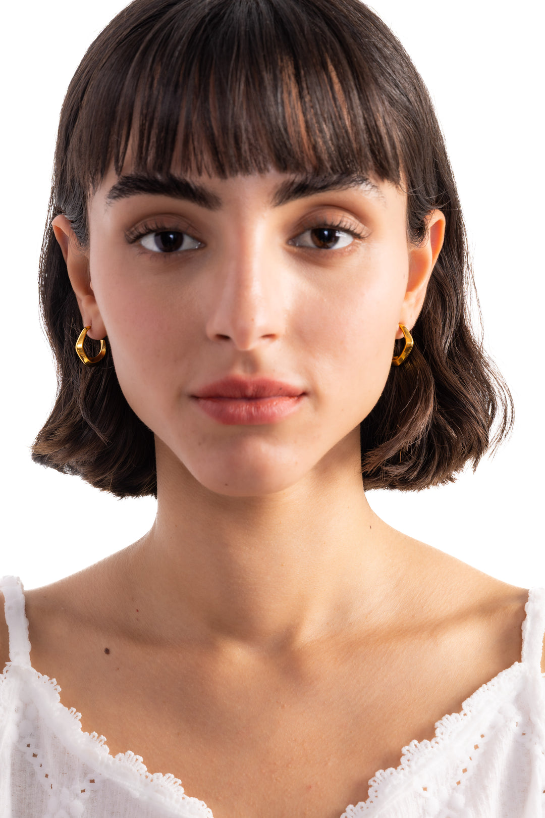 Virel Creolen Edelstahl 18K vergoldet – frontale Aufnahme am Modell, elegante goldene Creolen mit glänzender Oberfläche