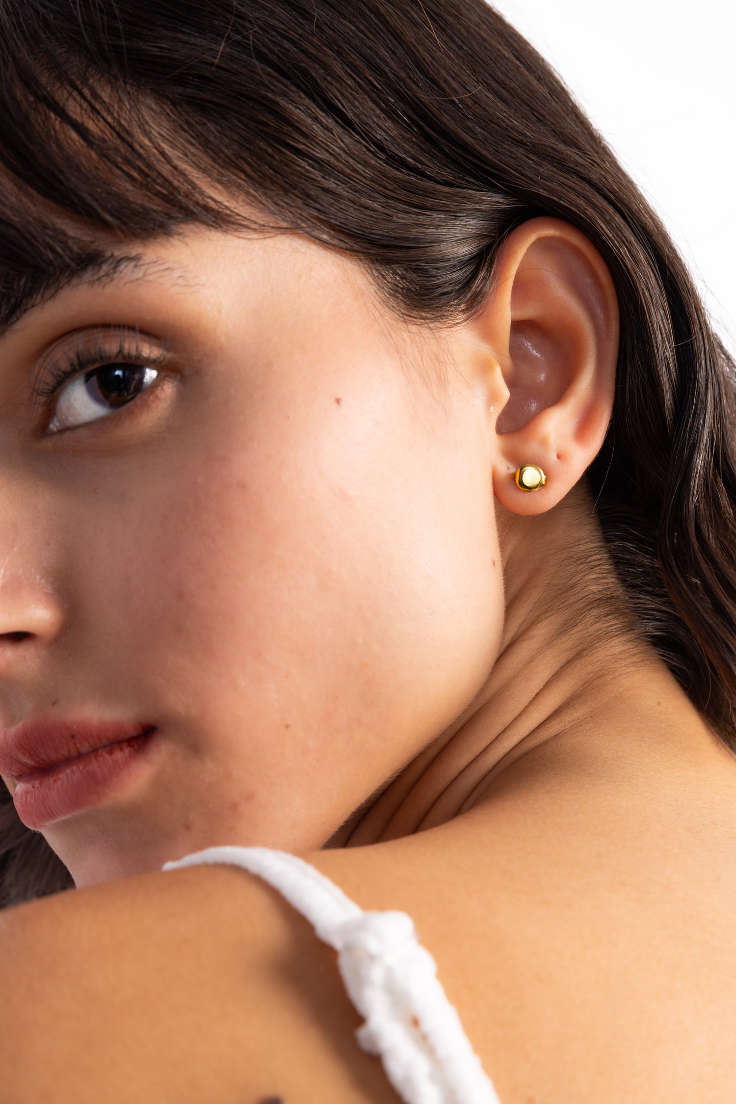 Linu Studs Ohrstecker Edelstahl 18K vergoldet von Mercy’s Jewelry – Nahaufnahme am Ohr, minimalistische Basic-Ohrstecker in Gold