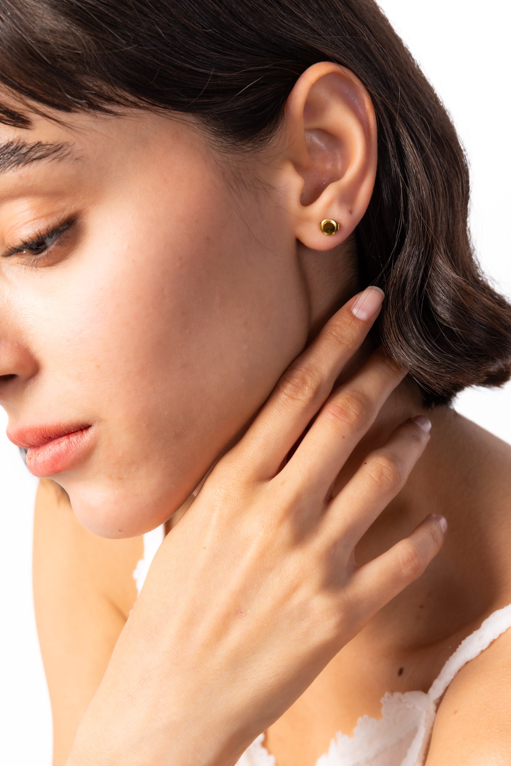 Linu Studs Ohrstecker Edelstahl 18K vergoldet – Portraitaufnahme am Modell, elegante Basic-Ohrstecker in schlichtem Goldstil