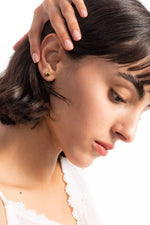 Linu Studs Ohrstecker Edelstahl 18K vergoldet – seitliche Aufnahme am Ohr getragen, goldene runde Basic-Ohrstecker