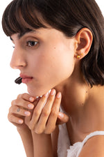 Mino Studs Ohrstecker Edelstahl 18K vergoldet – Portraitaufnahme am Modell, elegante goldene Kugel-Ohrstecker im minimalistischen Stil