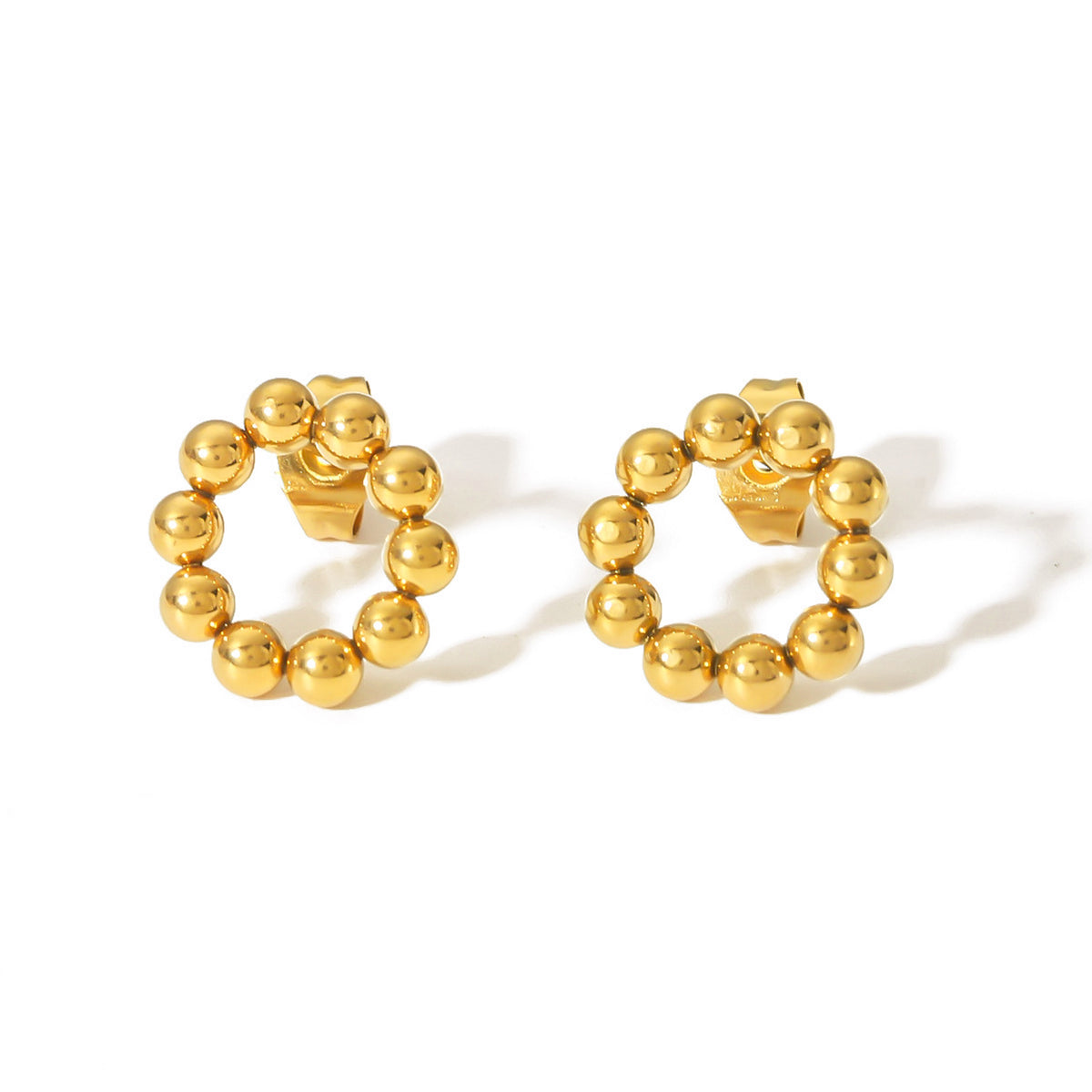 Orira Studs Ohrstecker Edelstahl 18K vergoldet – freigestelltes Bild, runde Ohrstecker aus kleinen goldenen Kugeln