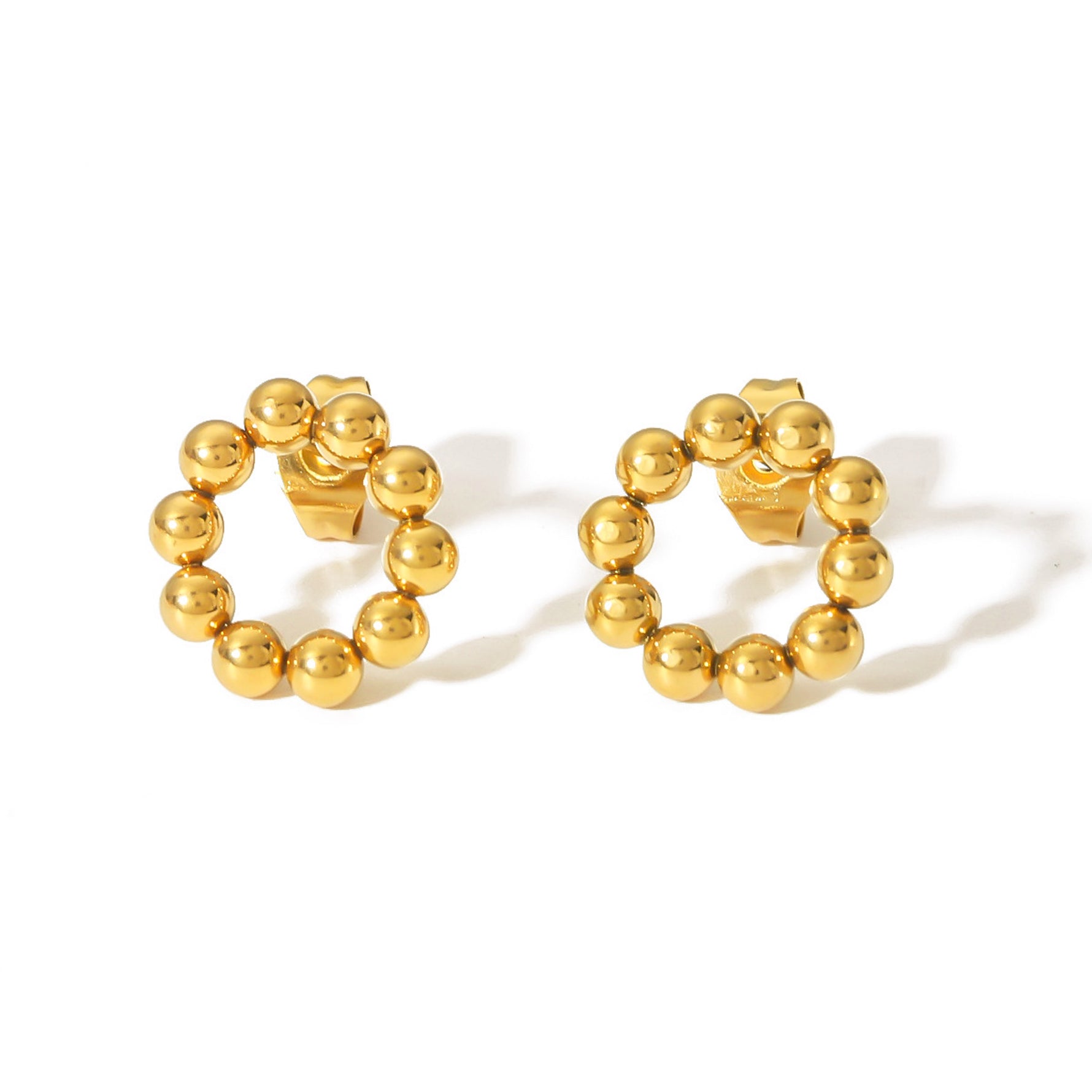 Orira Studs Ohrstecker Edelstahl 18K vergoldet – freigestelltes Bild, runde Ohrstecker aus kleinen goldenen Kugeln