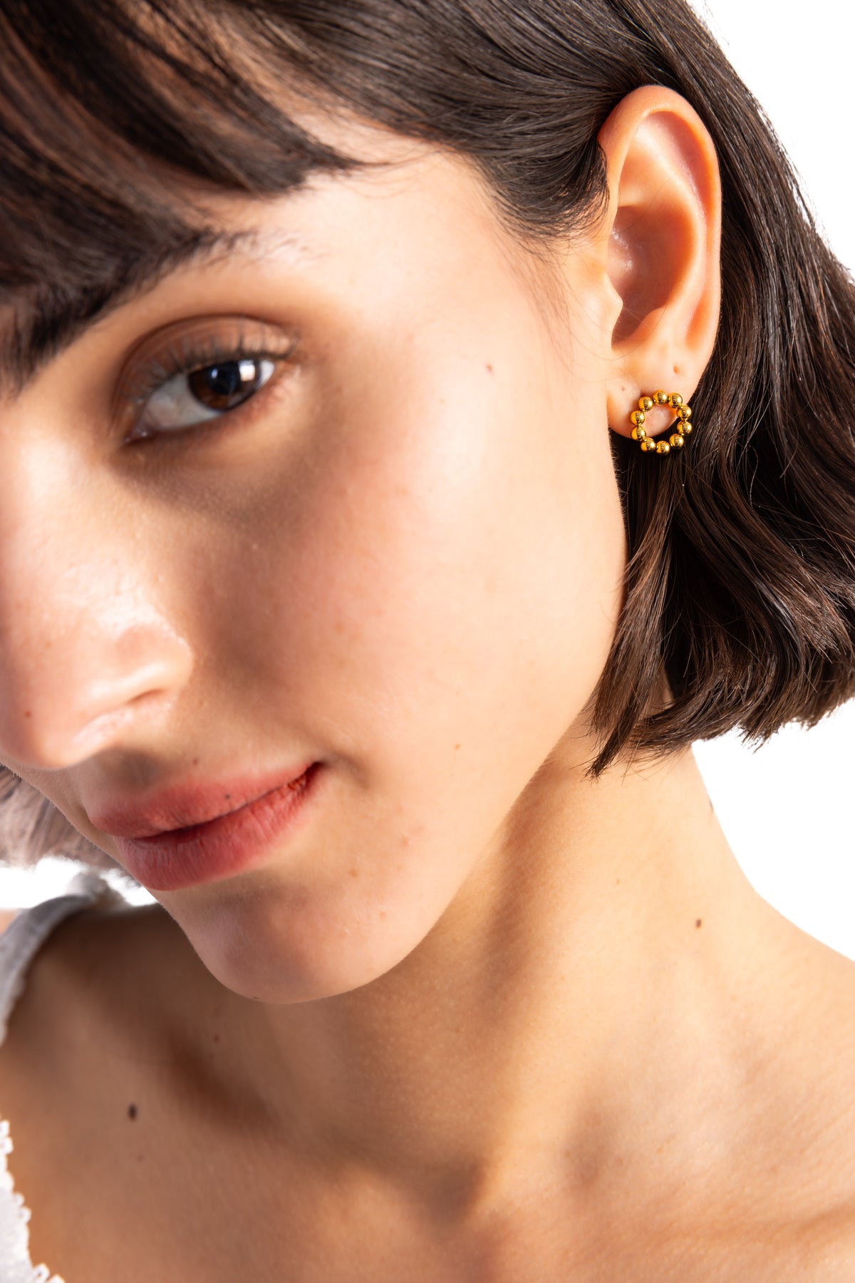 Orira Studs Ohrstecker Edelstahl 18K vergoldet – Portraitaufnahme, elegante Stecker aus goldenen Kugeln im Kreisdesign