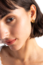 Orira Studs Ohrstecker Edelstahl 18K vergoldet – Portraitaufnahme, elegante Stecker aus goldenen Kugeln im Kreisdesign