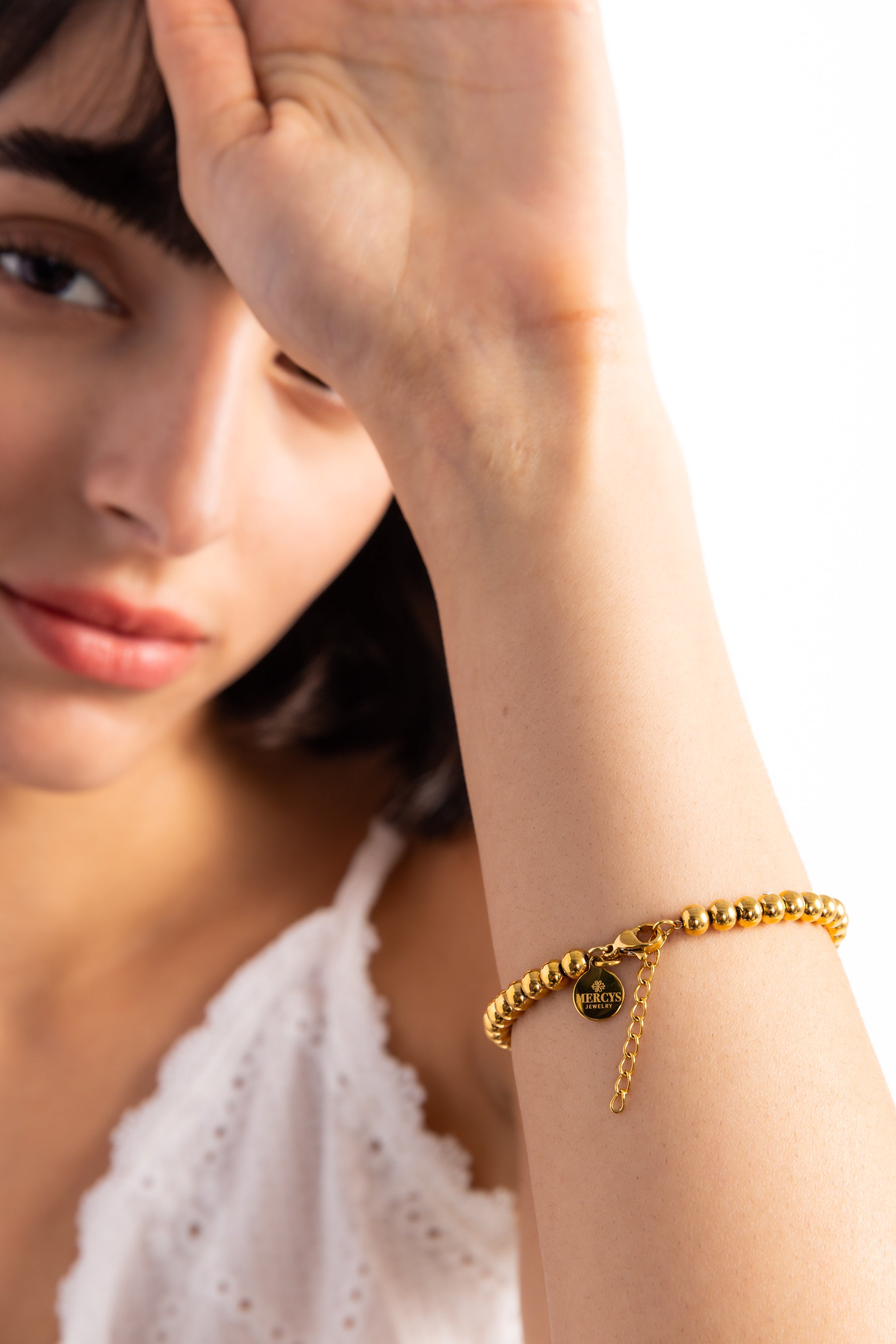 Solina Armband mit vergoldeten Perlen, Süßwasserperle und Blumenmuster-Anhänger, Detail am Arm