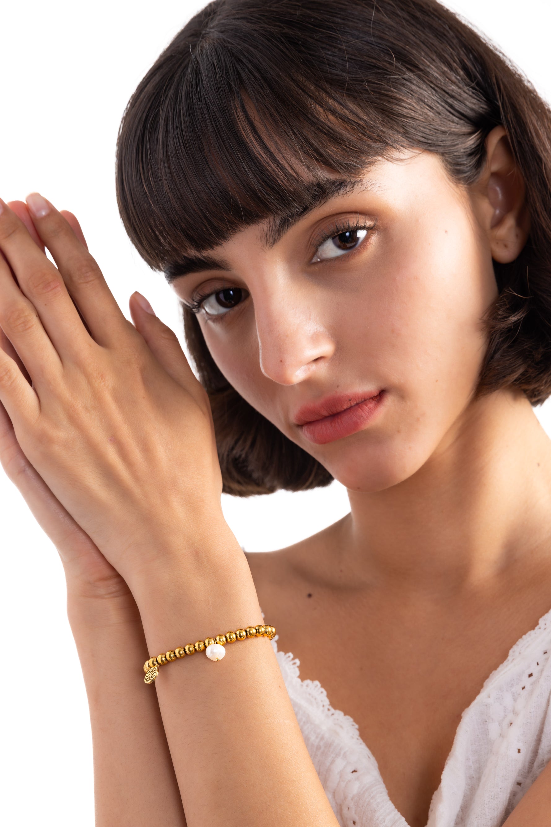Solina Armband – Edelstahl 18K vergoldet, seitlich getragen mit Blumenmuster und Perlenanhänger
