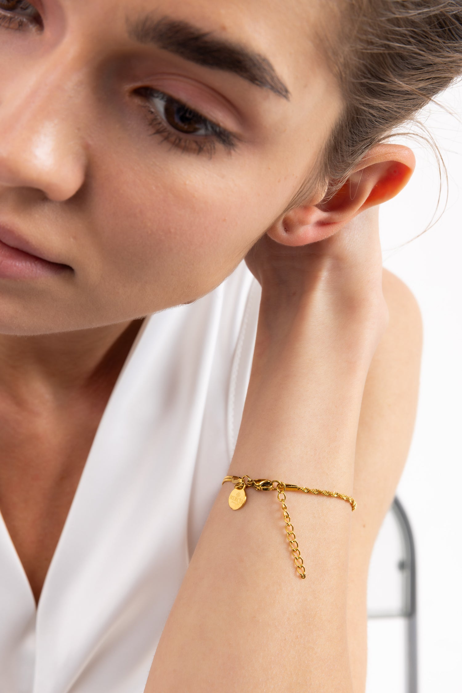 Solira Armband mit Rope-Struktur, edles Gliederarmband aus Edelstahl 18K vergoldet, getragen in frontaler Ansicht