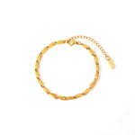 Talea Armband aus Titanium Steel 18K vergoldet, Freistellerbild des goldenen Armbands mit feiner Struktur und Verschluss