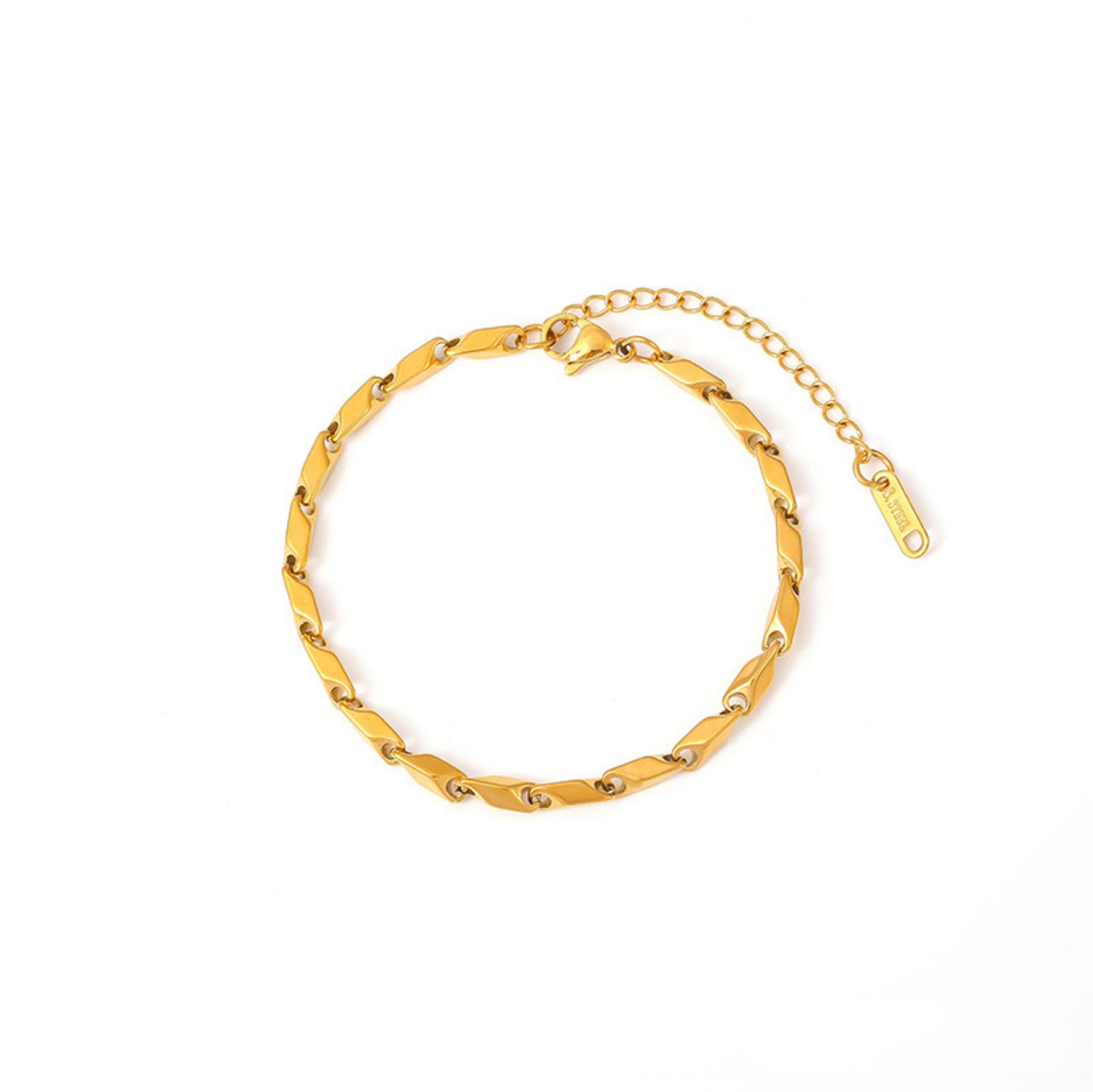 Talea Armband aus Titanium Steel 18K vergoldet, Freistellerbild des goldenen Armbands mit feiner Struktur und Verschluss