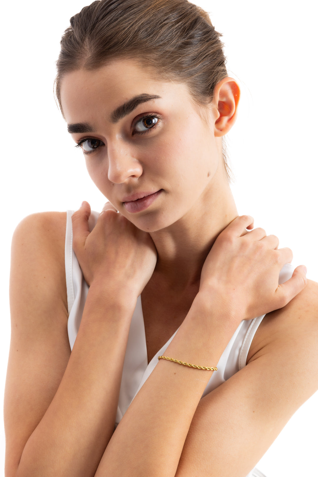 Modell trägt das Tharien Armband mit gedrehter Rope-Struktur als elegantes Schmuckstück aus Edelstahl 18K vergoldet in Frontansicht