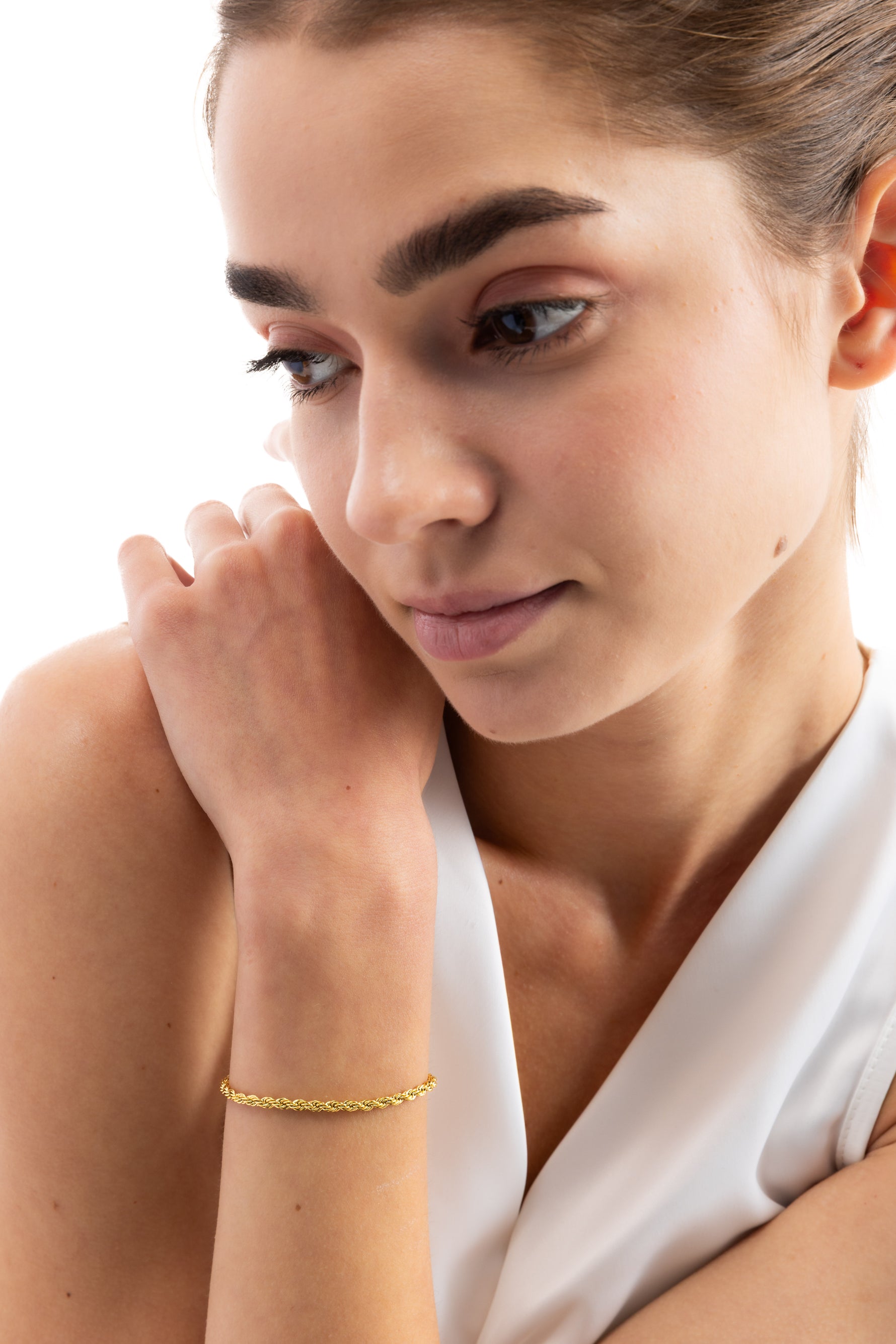 Tharien Armband mit gedrehter Struktur aus Edelstahl 18K vergoldet, seitlich am Handgelenk getragen