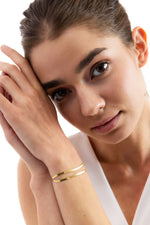 Velira Armband – doppelte Snake-Kette, seitliche Trageansicht mit angewinkeltem Arm