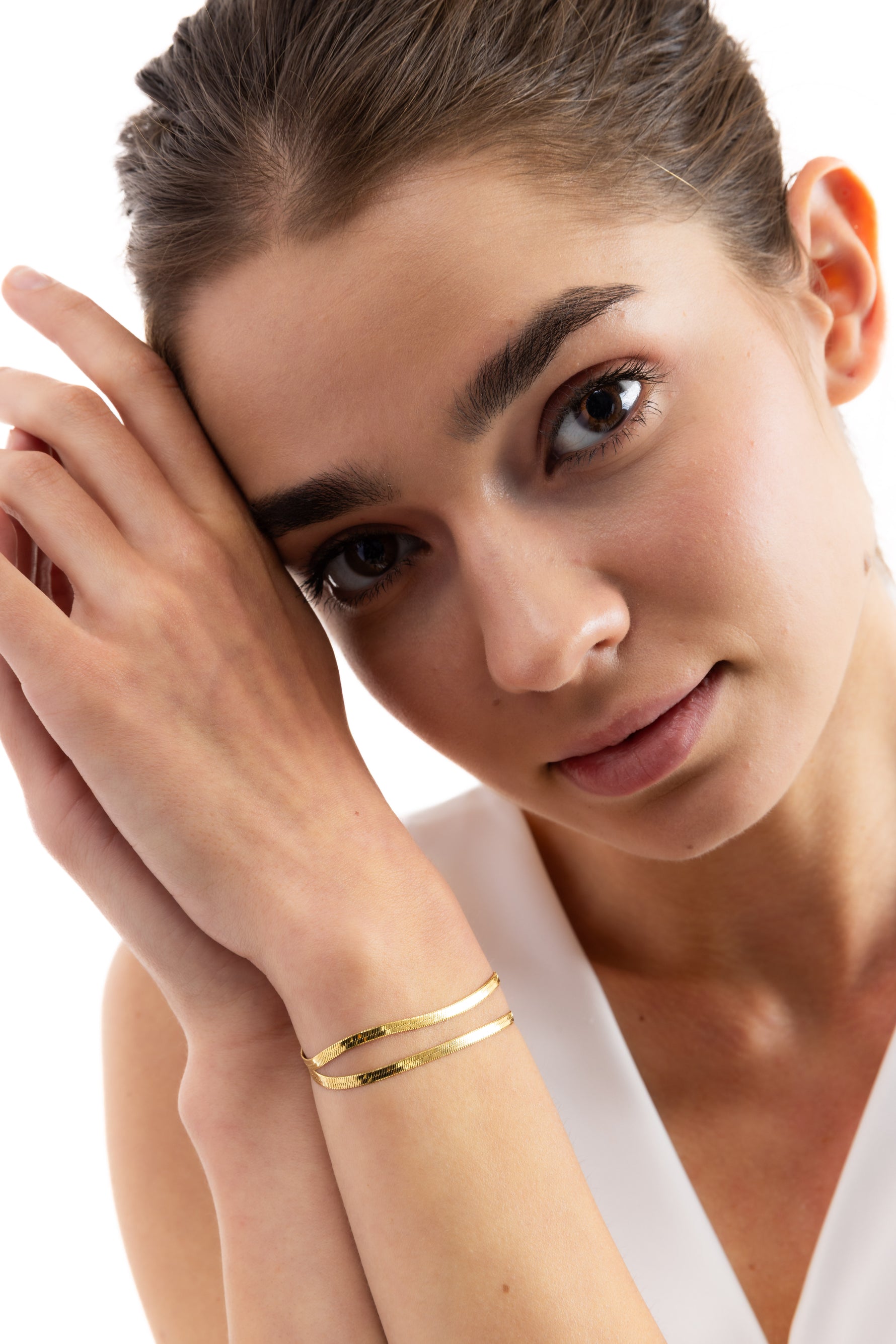 Velira Armband – doppelte Snake-Kette, seitliche Trageansicht mit angewinkeltem Arm