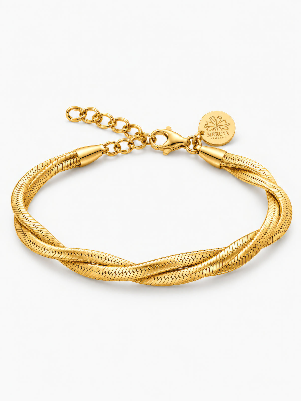 Velira Double Fischgrätenarmband in Gold freigestellt auf Weiß, zwei gedrehte Stränge mit Verlängerungskette und Mercy's Anhänger