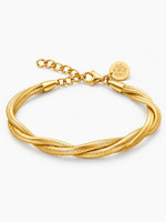 Velira Double Fischgrätenarmband in Gold freigestellt auf Weiß, zwei gedrehte Stränge mit Verlängerungskette und Mercy's Anhänger