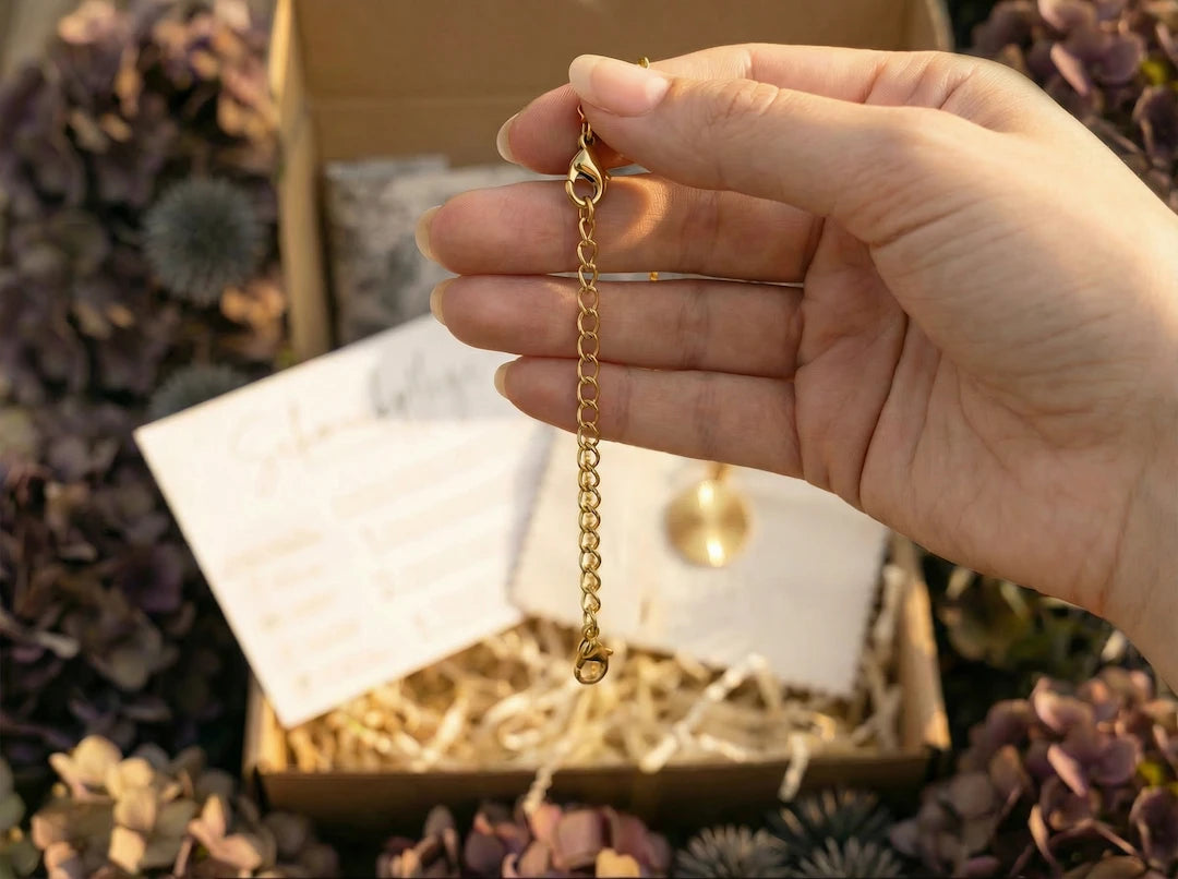 Detailansicht einer goldenen Verlängerungskette mit Karabinerverschluss von MERCY’S Jewelry auf bymercy.de.