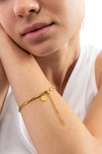 Vianara Armband mehrsträngig aus Edelstahl 18K vergoldet, seitlich am Handgelenk getragen