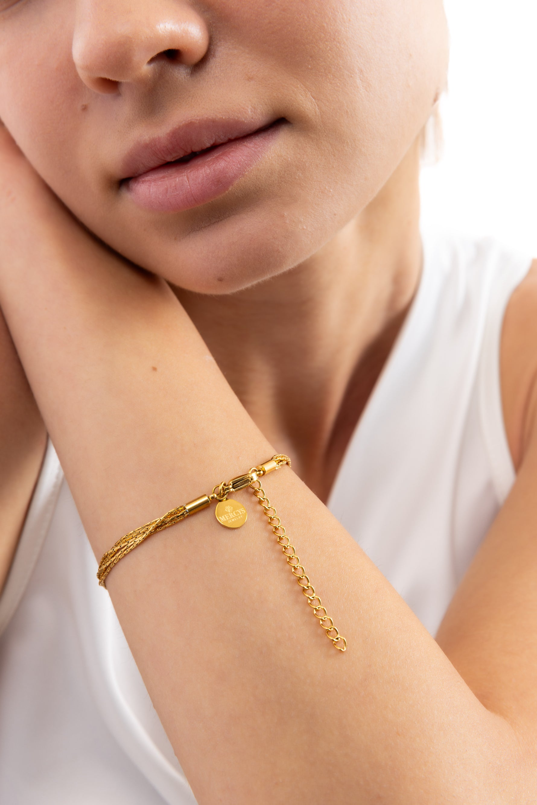 Vianara Armband mehrsträngig aus Edelstahl 18K vergoldet, seitlich am Handgelenk getragen