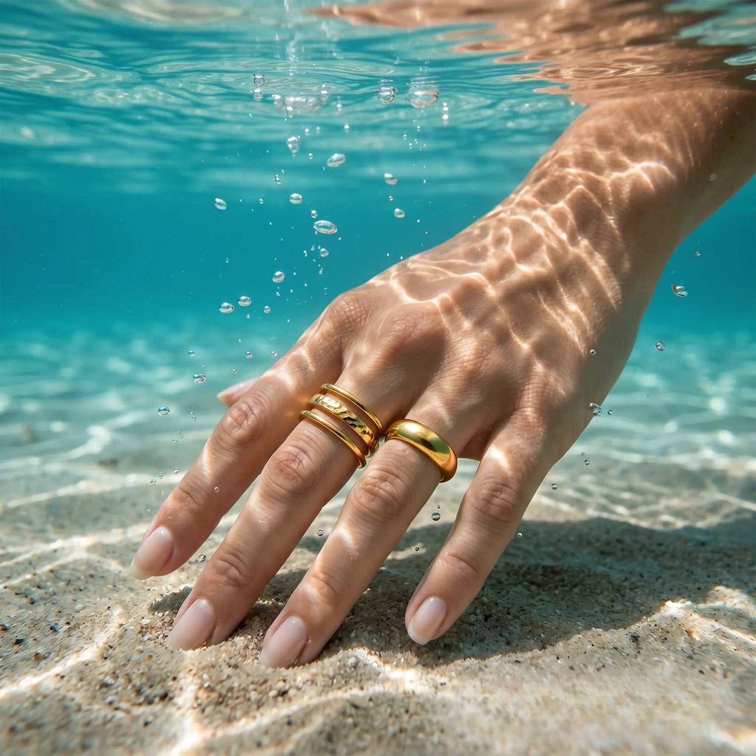Wasserfeste goldene Ringe aus 316L Edelstahl unter Wasser im Meer getragen