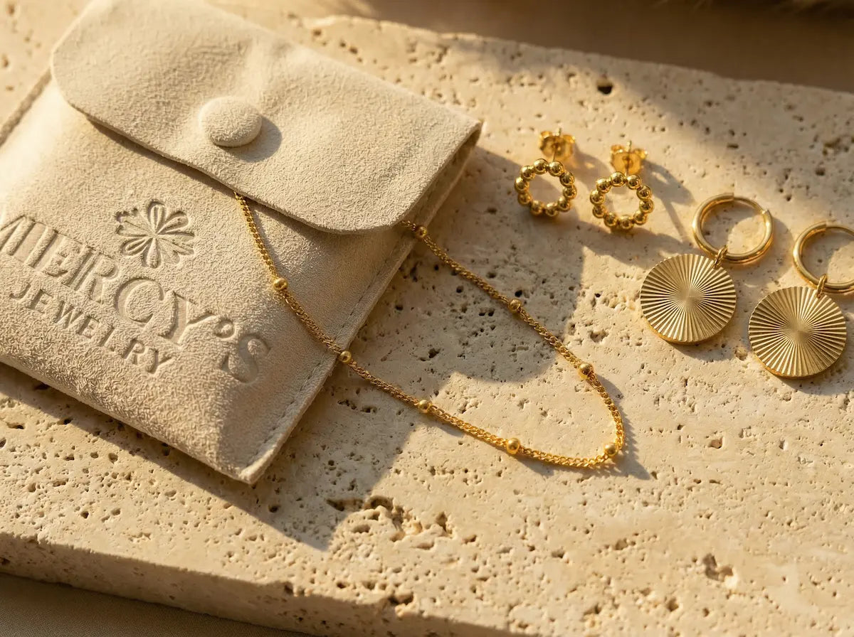 Wasserfestes Schmuck Geschenk unter 30 Euro aus 18k vergoldetem Edelstahl im edlen MERCY’S Samtbeutel.