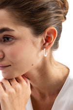 Ysira Creolen Edelstahl 18K vergoldet von Mercy’s Jewelry – Nahaufnahme am Ohr, elegante Creolen mit weißen Seashell-Perlen