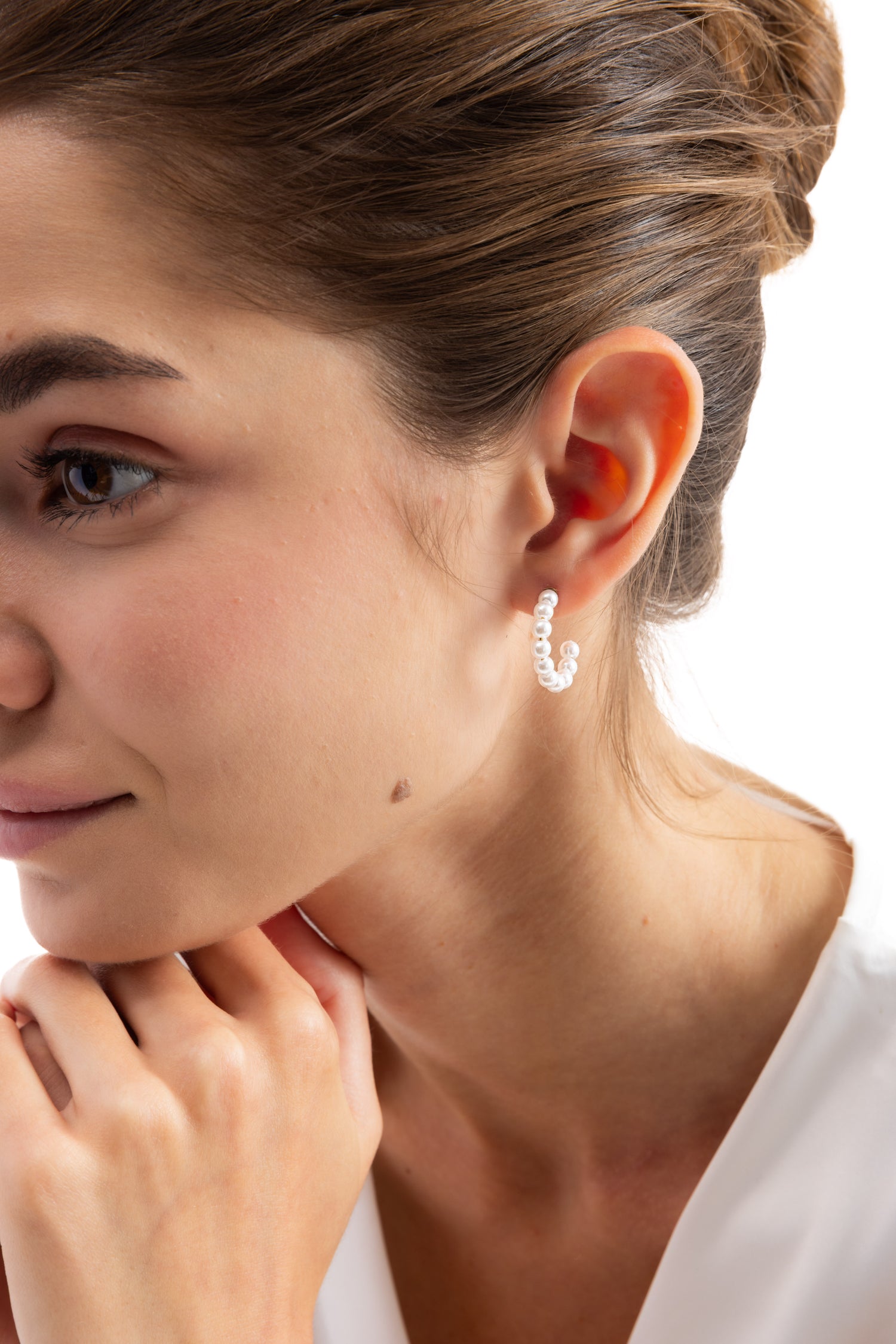Ysira Creolen Edelstahl 18K vergoldet von Mercy’s Jewelry – Nahaufnahme am Ohr, elegante Creolen mit weißen Seashell-Perlen